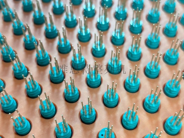 連接器插針效率革命：唯思特整列機(jī) VS 人工，3 倍產(chǎn)能 + 99.9% 精度如何實(shí)現(xiàn)？