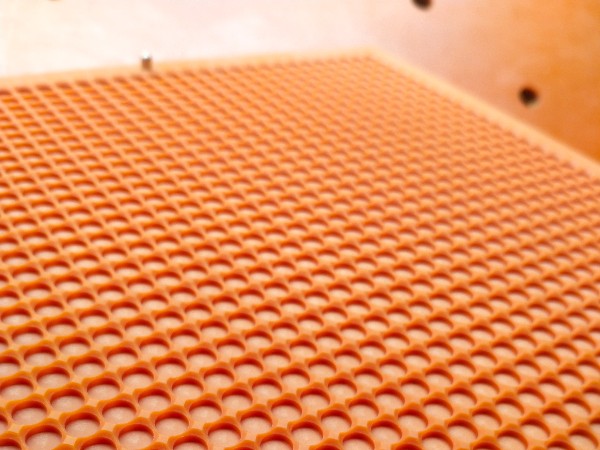 唯思特整列機(jī)核心奧秘：精密治具板，如何雕琢零件整齊陣列？