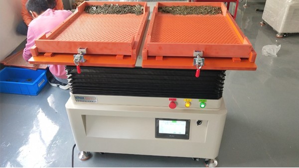 芯片自動(dòng)擺盤(pán)機(jī)